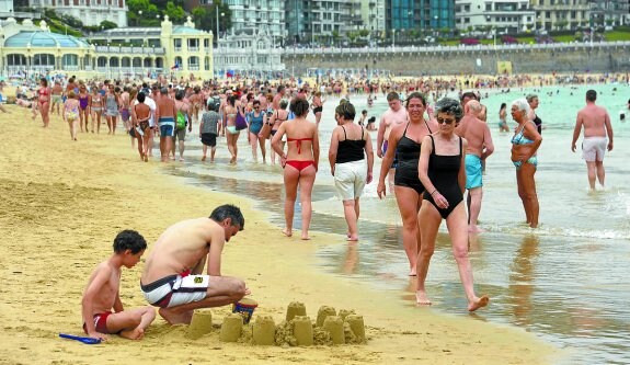 El tiempo nublado de ayer en Donostia no fue excusa para disfrutar de la playa. 