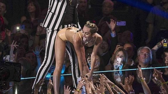 Miley Cyrus, 2013ko kontzertu batean, famatu egin duen postuan.