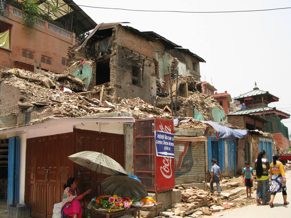 Pashupatinath.Imagen cerca del templo de incineración de cadáveres. A pesar de la destrucción, la vida continúa.