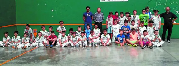 Los jóvenes valores de la Escuela de Pelota del Club Deportivo Hernani, tras la disputa de las finales en el frontón del Polideportivo. 