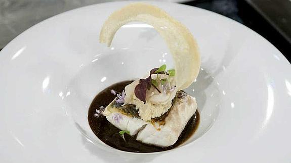 Merluza a baja temperatura con ajo negro y huevas, uno de los platos que Carlos cocinó en la final de MasterChef 3. 