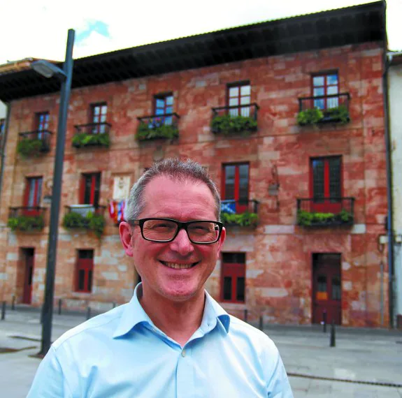 Jon Luqui. Ante la casa consistorial; el alcalde de Urretxu ya ha tomado contacto con el cargo. 