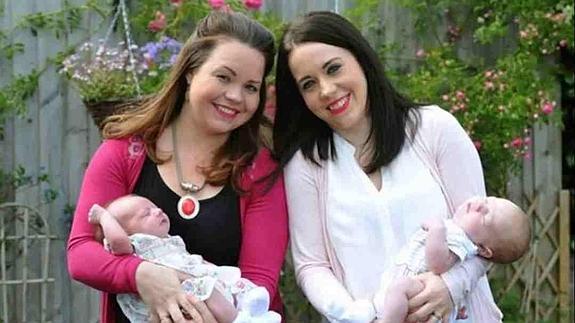 Unas gemelas dan a luz a su primer hijo el mismo día