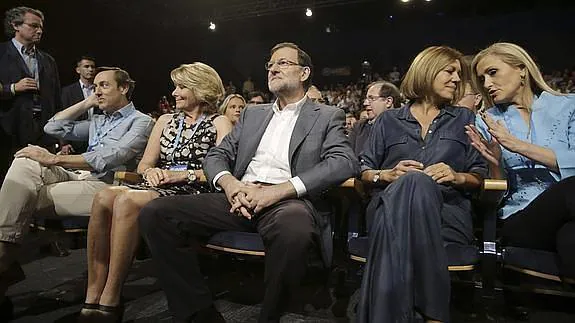 Rajoy, junto con Aguirre, Hernando, Cospedal y Cifuentes. 