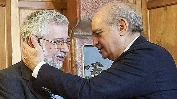 El ministro del Interior, Jorge Fernández Díaz (derecha), saluda a Florencio Domínguez 