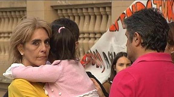 La madre con su hija durante la concentración de ayer en Gernika.