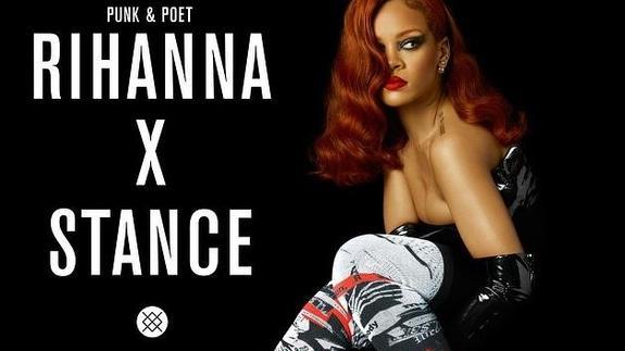 Rihanna posa con los calcetines que ella misma ha diseñado.