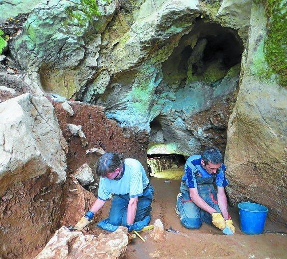 De agujerito a gran cavidad. El año pasado, la nueva entrada de Praileaitz era un agujero del tamaño de una cabeza humana. Tras retirar los sedimentos, ahora el aspecto es muy diferente. 