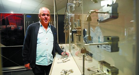 El mundo de las cerraduras no presenta ningún secreto para Txema Elizaran, quien dirige una gran empresa en Arrasate.