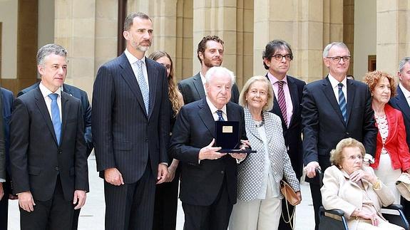 El presidente de honor del Grupo Freixenet, José Ferrer Sala, ha recibido de manos del Rey el Premio Reino de España a la Trayectoria Empresarial