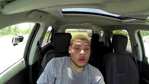 Se encierra en un coche a 48 grados para alertar de lo que sufren las mascotas