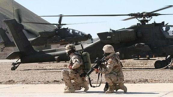 Imagen de archivo de militares españoles haciendo maniobras en las Bardenas.