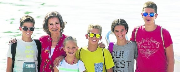 Doña Sofía, con los cuatro hijos de Cristinay la niña de Elena, ayer en Calanova. De izquierda a derecha, Pablo Nicolás, Irene, Miguel, Victoria Federica y Juan Valentín. 