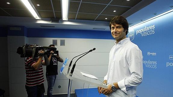 El secretario general del PP de Viacaya, Javier Ruiz, en la rueda de prensa.