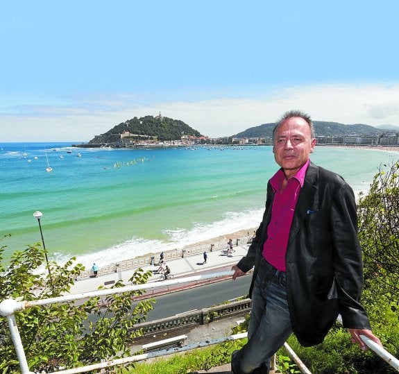 Vicente Garrido posa junto a unas increíbles vistas, muy diferentes al mundo de sombras en el que se mueve.