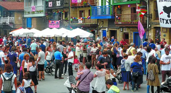 Familias al completo disfrutaron de la celebración del día del arrantzale en una plaza Santiago llena de gente. 