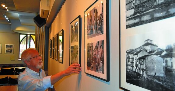 En casa. Castillo ha llevado a Kabigorri la colección de fotos históricas de la Parte Vieja para exhibirlas dentro del propio barrio. 