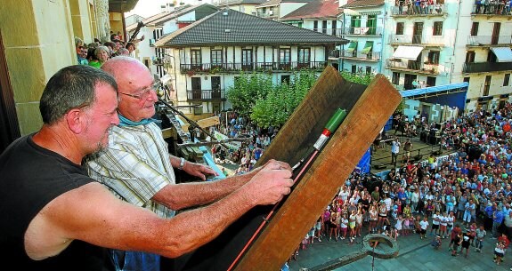 Juanito Arozena txistulariak suziria bota zuen udaletxeko balkoitik.