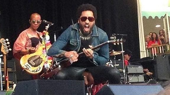 Lenny Kravitz lo enseña todo en directo