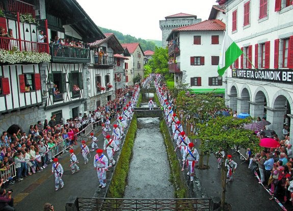 Los 103 ezpatadantzaris interpretaron el Zubigainekoa sobre los pretiles del río Onin. 