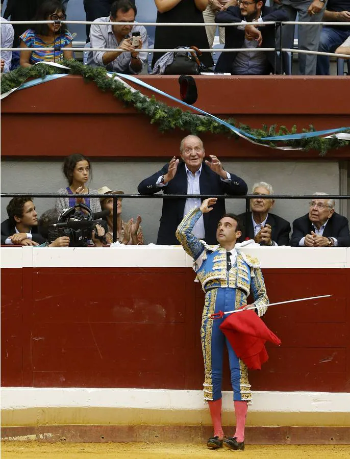 El rey Juan Carlos con Enrique Ponce en la plaza de toros de Illumbe. 