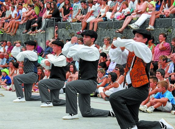 Aurrerakoen erakustaldia. Ohiko da San Tiburtzio jaietan Aurrera elkarteko dantzariek euren saio berezia eskaintzera. Aurten ere, neska mutilak apain-apain eginda atera ziren jendez gainezka zegoen plazara. Euskal dantzen erakustaldi bikaina eskaini zuten beste behin eta ikusleen txalo zaparrada jaso zuten ikuskizuna amaitutakoan. Tartean, antzerki saioa ere izan zen eta Miguel Mari Elosegik 'Luze' eta Juani Barriolak erakutsi zuten artista batzuk direla. 