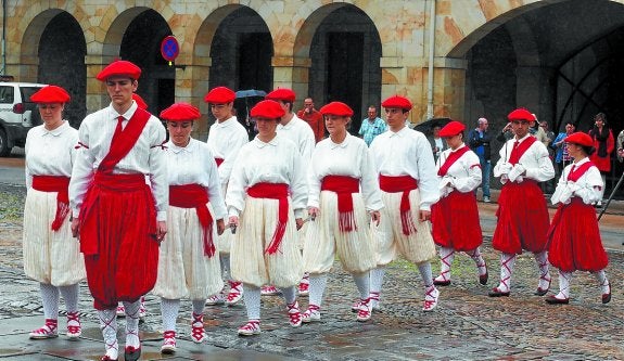 Irrintzi. Dantzaris del grupo el pasado día 15 en la plaza de Euskadi. 