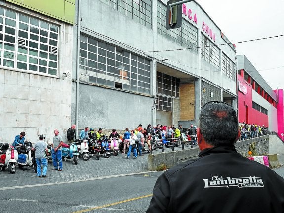 Recuerdo. Los participantes en la reunión de julio en Eibar, junto a la antigua sede de Lambretta. 