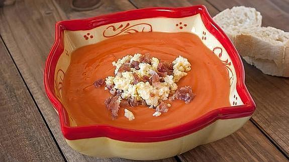 El salmorejo cordobés, con daditos de jamón y huevo. 