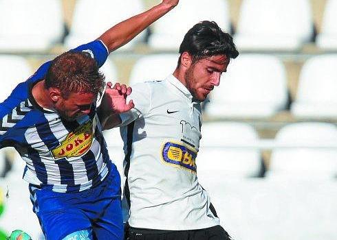 Debut. Un jugador del Unión protege el esférico ante un jugador del Talavera