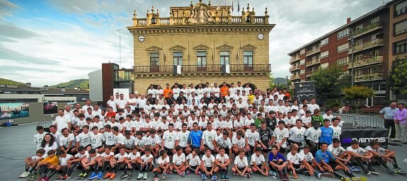 Todos los jugadores del Real Unión se acabaron juntando para realizar un gran foto de familia con el Ayuntamiento de fondo. 
