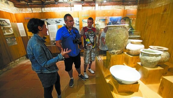 
La guía ofrece explicaciones a los visitantes en la exposición permanente de Santa Elena.