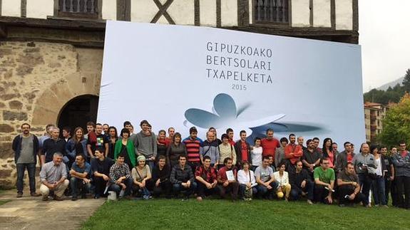 Bertsolariak eta antolatzaieleak Igartza jauregi ondoan. 