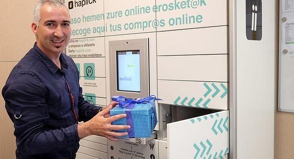 Haritz Elortza muestra una de las terminales en las que se recogen los pedidos que se realizan por internet. 
