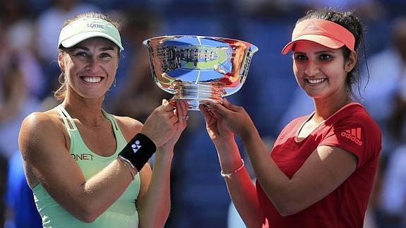 Martina Hingis y Sira Mirza con su título de dobles del US Open. 