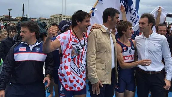 Eneko Van Horenbeke, con una indumentaria del Athletic, posa junto al alcalde de San Sebastián, Eneko Goia.  