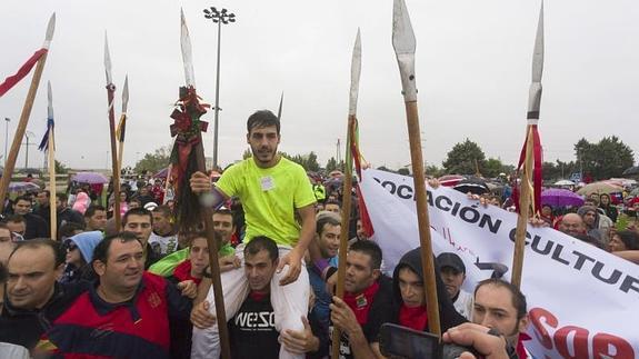 El hombre que mató a 'Rompesuelas', llevado a hombros. 