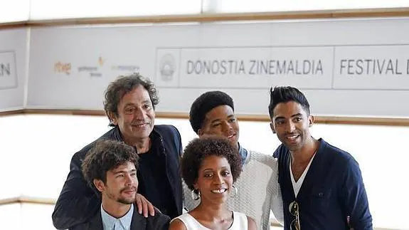 El directo y los protagonistas de 'El rey de la Habana' en el photocall de Zinemaldia. 