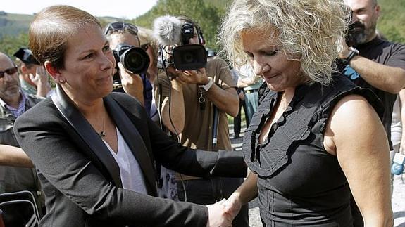 La viuda de Juan Carlos Beiro se muestra distante ante el saludo de la presidenta del Gobierno de Navarra, Uxue Barkos. 