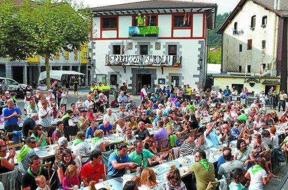 San Migel plaza bete egin zen hamaiketako herrikoian. 