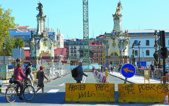 No estaba previsto en la reurbanización de Atotxa que los taxis pudieran entrar a su parada desde el puente María Cristina. 