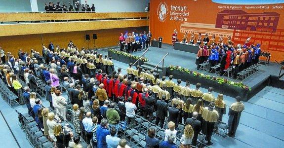 Durante el acto de apertura del curso académico se impusieron los birretes de máster. 