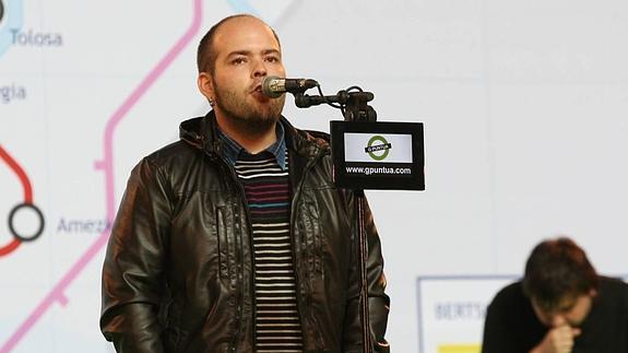 Aurreko txapelketako irudian, Unai Muñoa, gaur oholtzan izango diren sei bertsolarietatik bat.