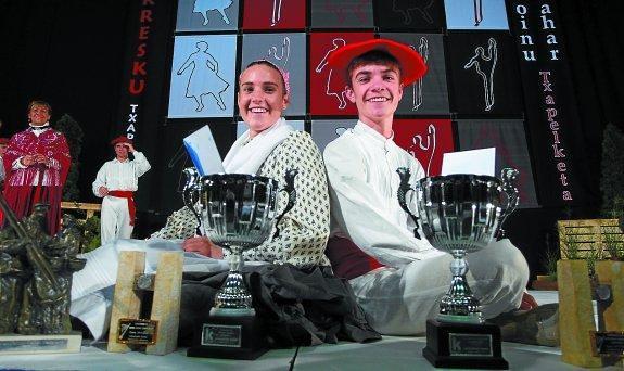 Izar Etxeberria y Aimar Odriozola posan felices con sus trofeos ganados ayer en el frontón Ibaiondo de Pasai Antxo.