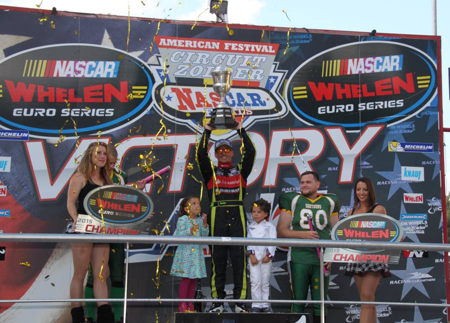 Ander Vilariño en el podium con sus hijos. 