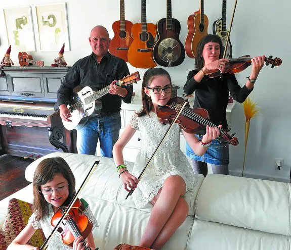 Las hermanas Bengoa, junto a su padre Iban y su profesora Txabeli Sierra, todos ellos miembros del cuarteto de cuerdas Dardary.