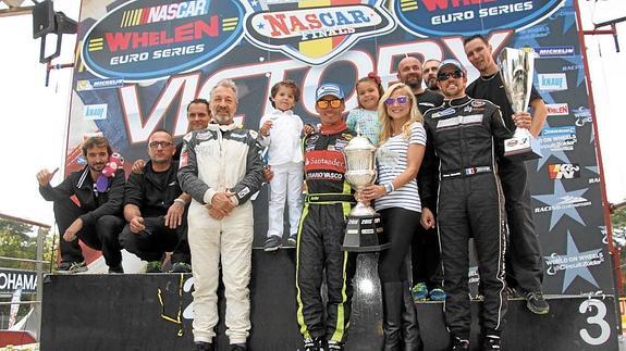 Ander Vilariño, en el podio con los trofeos de la EuroNascar.