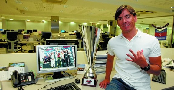 Ander posa con el trofeo de la EuroNASCAR.