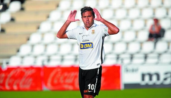 Juan Domínguez se lleva las manos a la cabeza en un partido de esta temporada en Gal. 