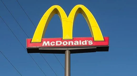 Una mujer permanece siete horas muerta en la mesa de un McDonalds